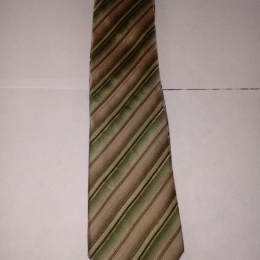 Men's Van Husen 100% silk necktie L-63"